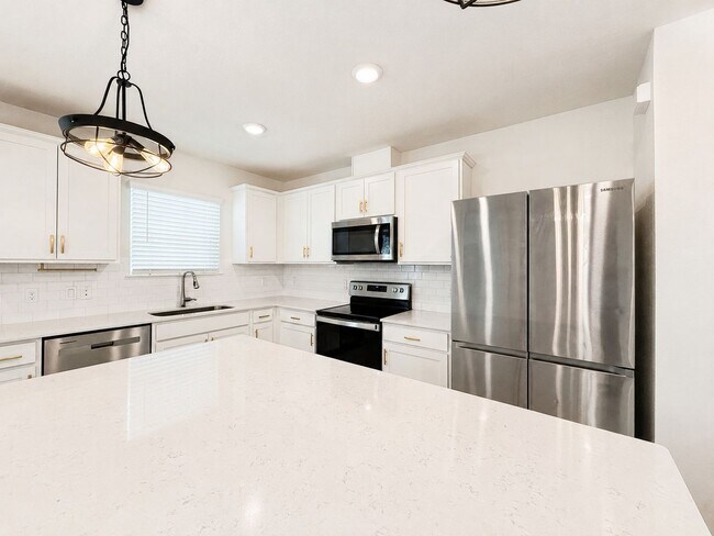 Building Photo - Welcome home to refined family living in this 3Bedrooms / 2.5Baths residence in Tohoqua!