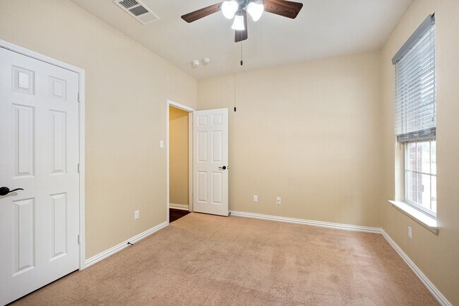 Building Photo - Peaceful 3 Bedroom, 2 Bath Home in Fantastic Paloma Lake Community!