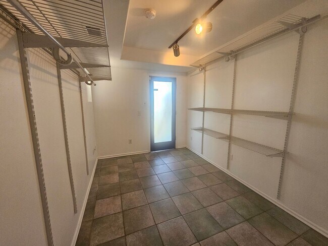 Building Photo - 1649 Sargent Pl