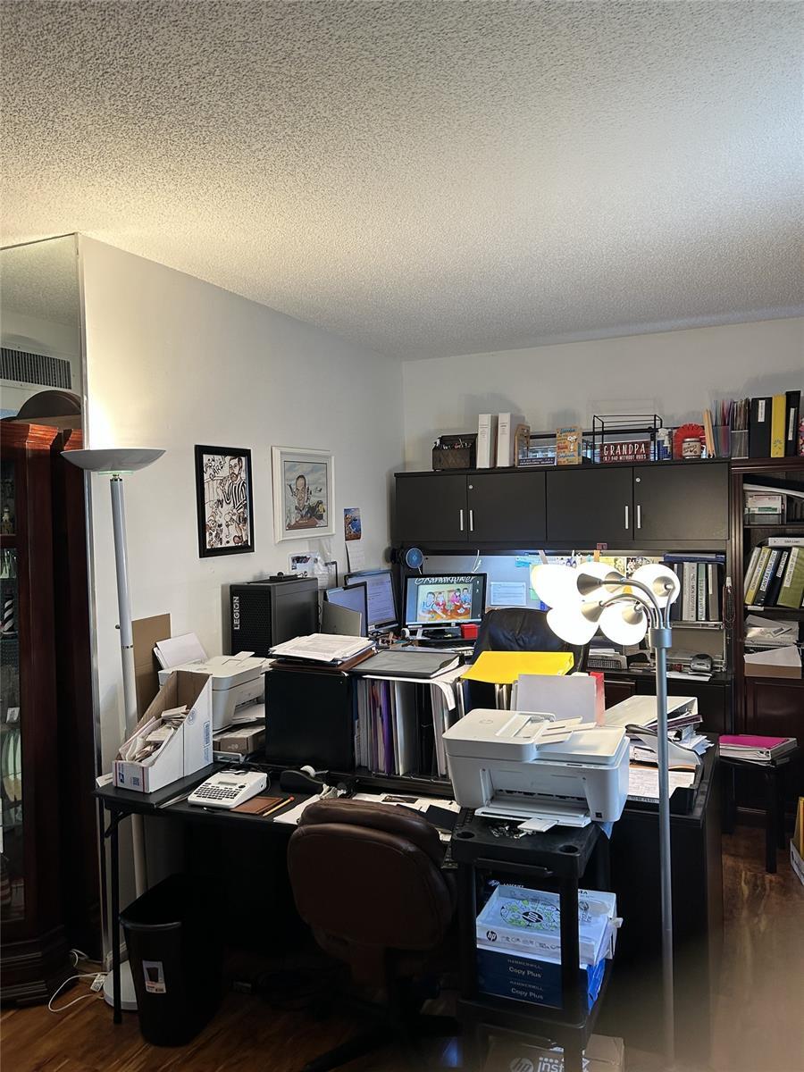 Building Photo - 3121 N Palm Aire Dr