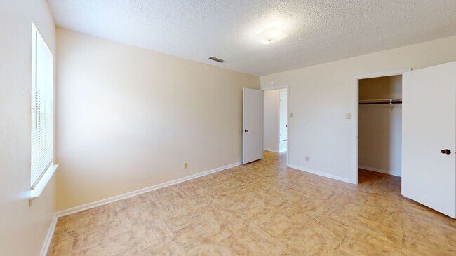 Building Photo - 402 Skyline Ave