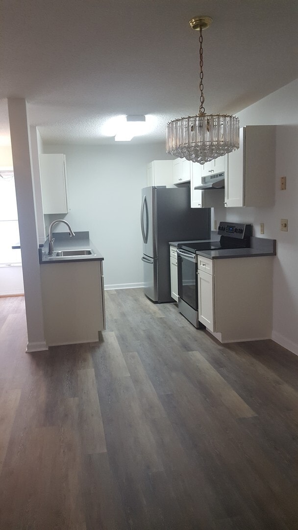 Building Photo - 1st Floor, 3 Bedroom, 2 Bath, Lakeside Con...