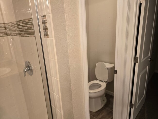 Building Photo - Townhome with great access to shopping, restauraunts and more!