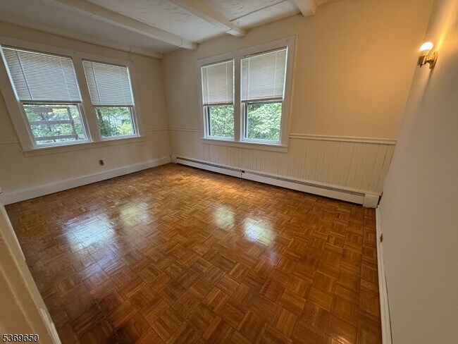 Building Photo - 18 Rockview Ave