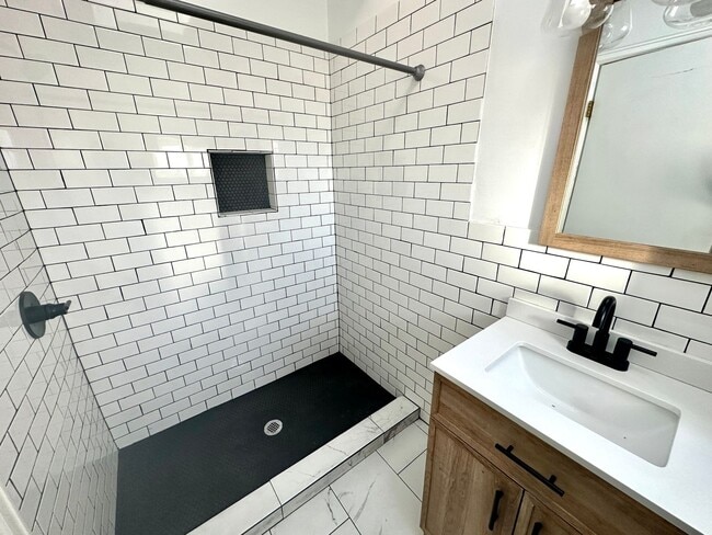 Building Photo - Charming One Bedroom Home in Sunnyside!