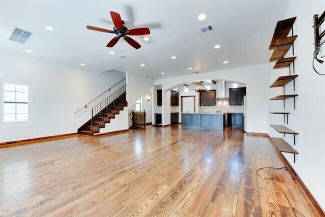 Building Photo - 905 W 22nd St