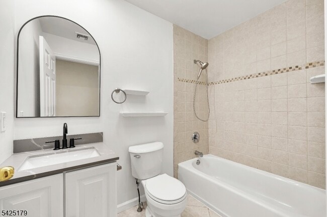 Building Photo - 112 Peapack Rd