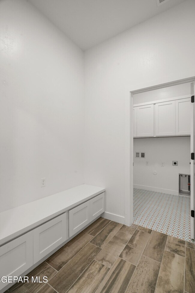 Building Photo - 874 Harpendem Dr