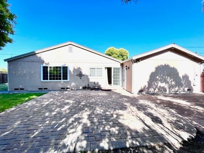 Building Photo - Updated and Move-In Ready 3BD/2BA, Single-...