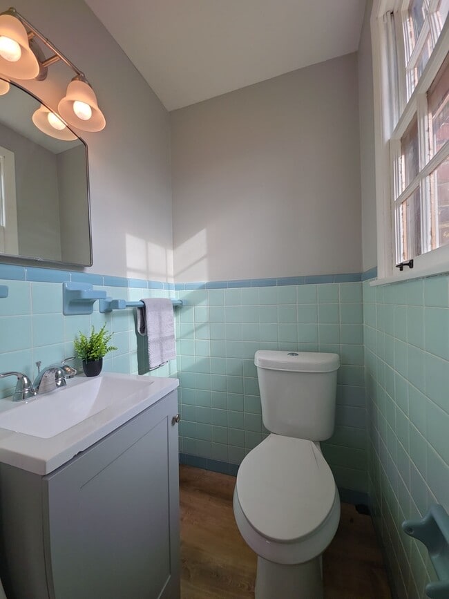 Building Photo - 4411 NW Kenwood Dr