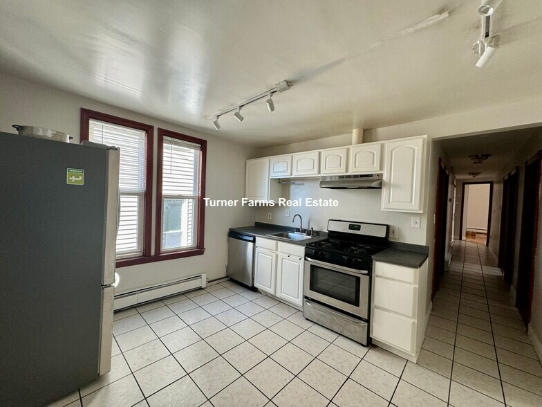 Building Photo - 19 Monmouth St