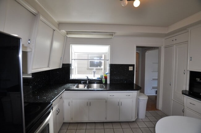 Building Photo - 1026 Kirkham St