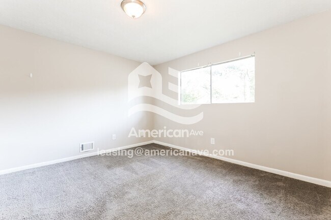 Building Photo - 229 W Canterbury Dr