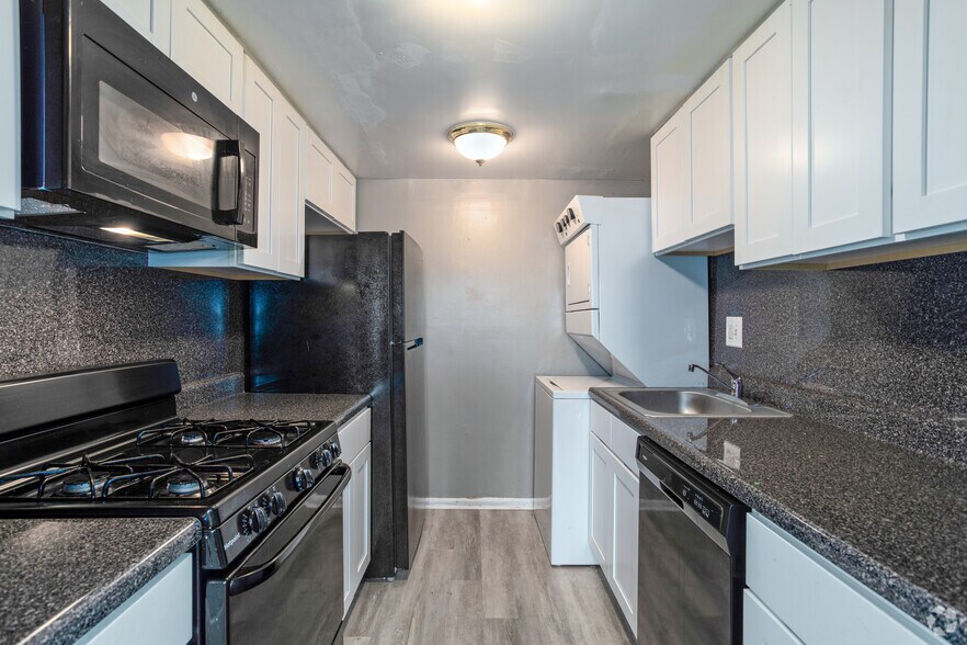 Kitchen - Franklin Square Townhomes