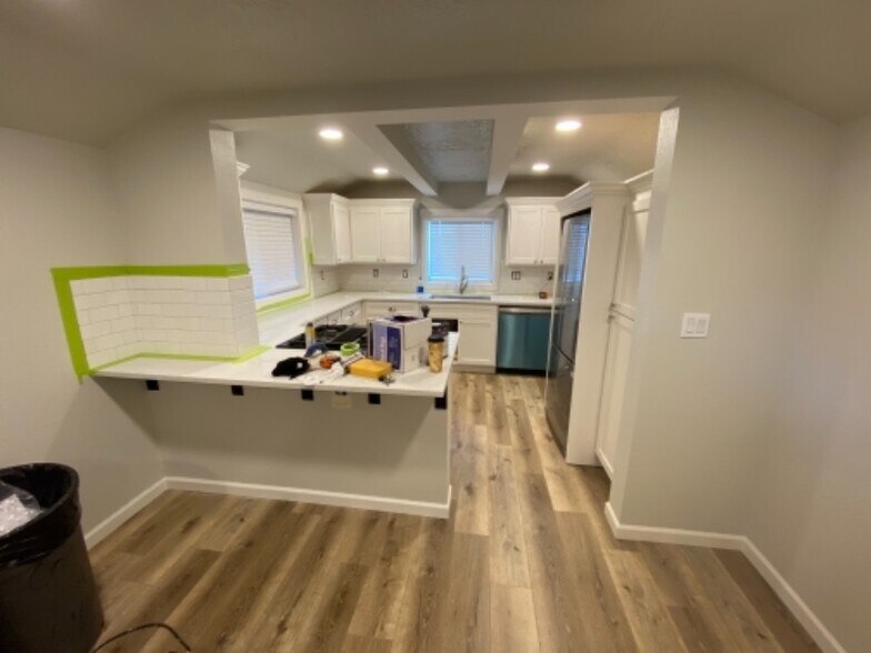 Building Photo - 21255 Willamette Dr