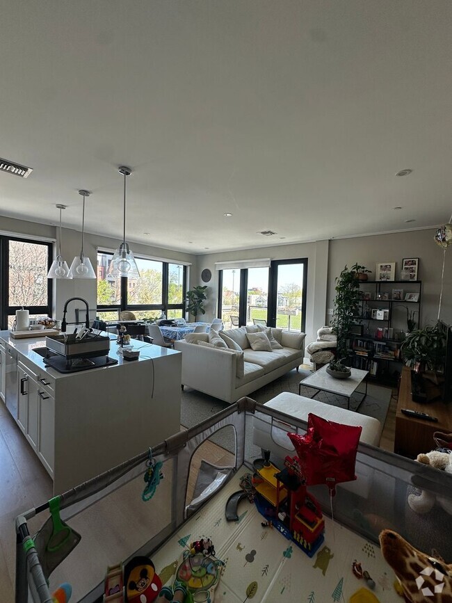 Building Photo - Spacious 2 Bed, 2 Bath Luxury Condo with D...