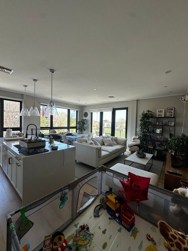 Building Photo - Spacious 2 Bed, 2 Bath Luxury Condo with Downtown Boston Views