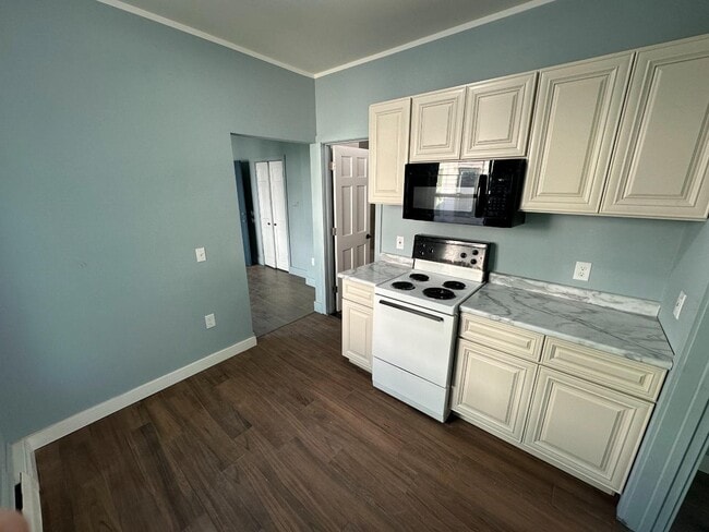 Building Photo - 420 Emmet St