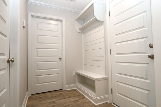 Building Photo - 2047 Mdw Cv Dr