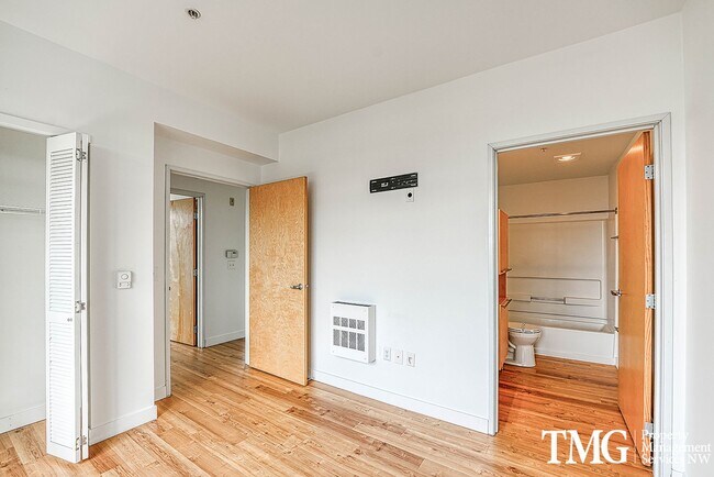 Building Photo - Top-Floor 2BD/2BA Condo w/ Stunning Park Views & Utilities Included