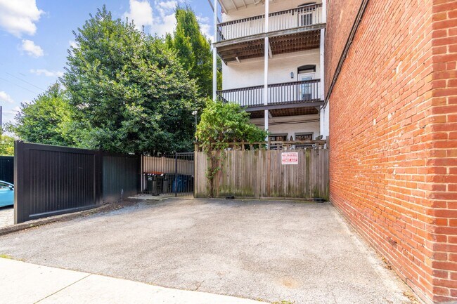 Building Photo - Available Now! Georgetown! Professionally Managed High End 1 Bed/ 1 Bath Condo