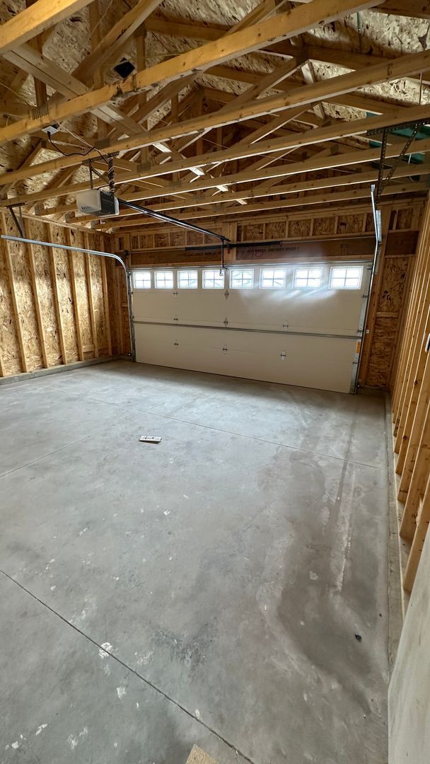 Building Photo - 4 bed 2 bath Townhome for rent!