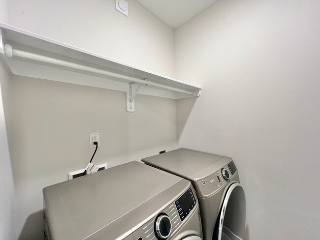 Building Photo - Stunning 3BD, 3.5BA Raleigh Townhome in a Walkable Community Near Tons of Shopping and Dining Opt...