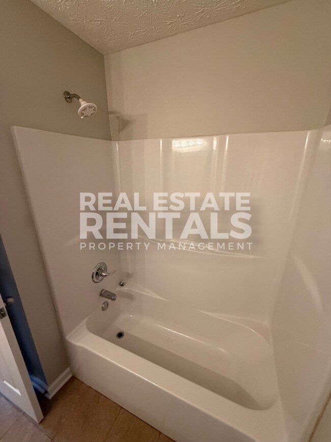 Building Photo - 3083 Lakeview Cir