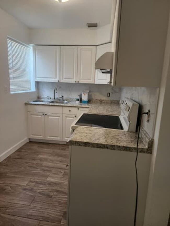 Building Photo - 117 SW 7th Ave