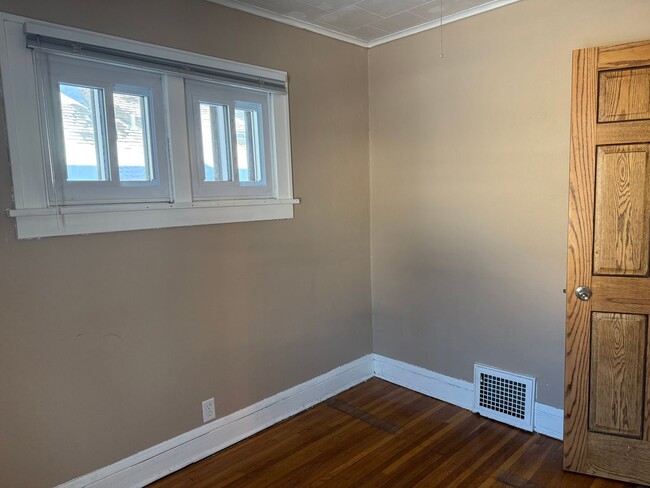 Building Photo - Cozy 2 Bedroom + Loft Home - Available Ear...