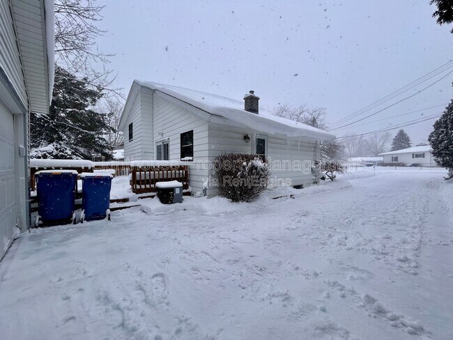 Building Photo - 2728 Vassar Dr SE