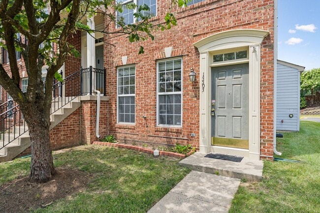 Building Photo - Beautiful End-Unit Townhome-Style Condo Ne...