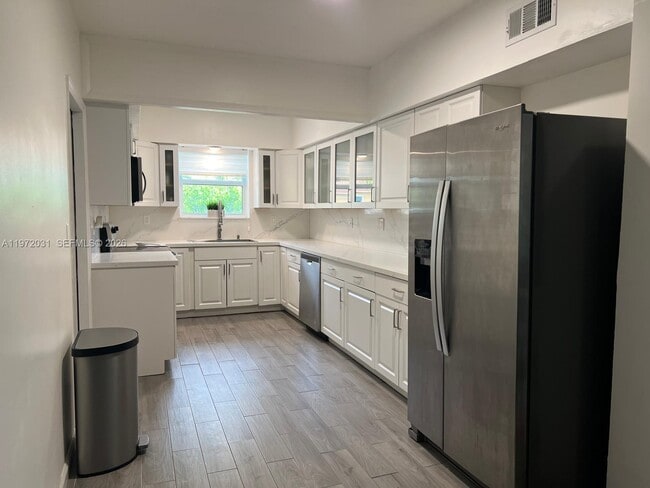 Building Photo - 1430 NE 149th St