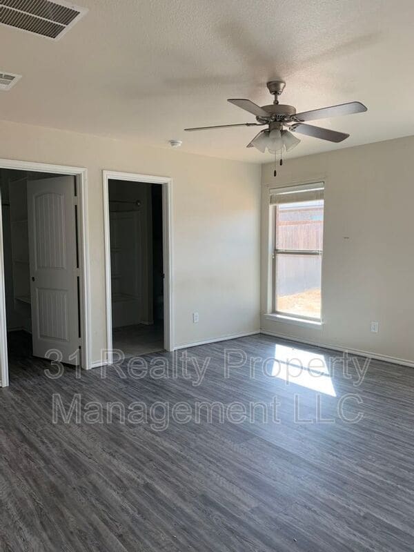 Building Photo - 1028 E 90th St