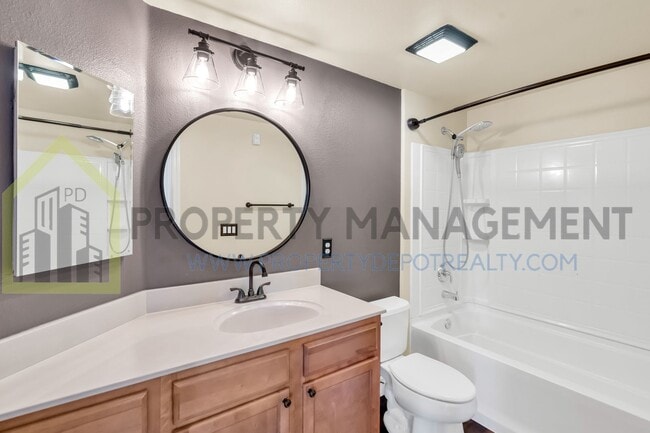 Building Photo - Spacious 2 (or 3!) Bed Condo in Gated Comm...