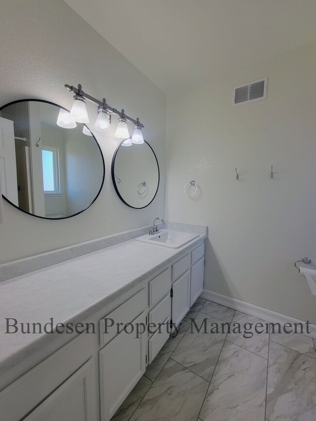 Building Photo - 5 Bedrooms  Desirable Westside Petaluma !