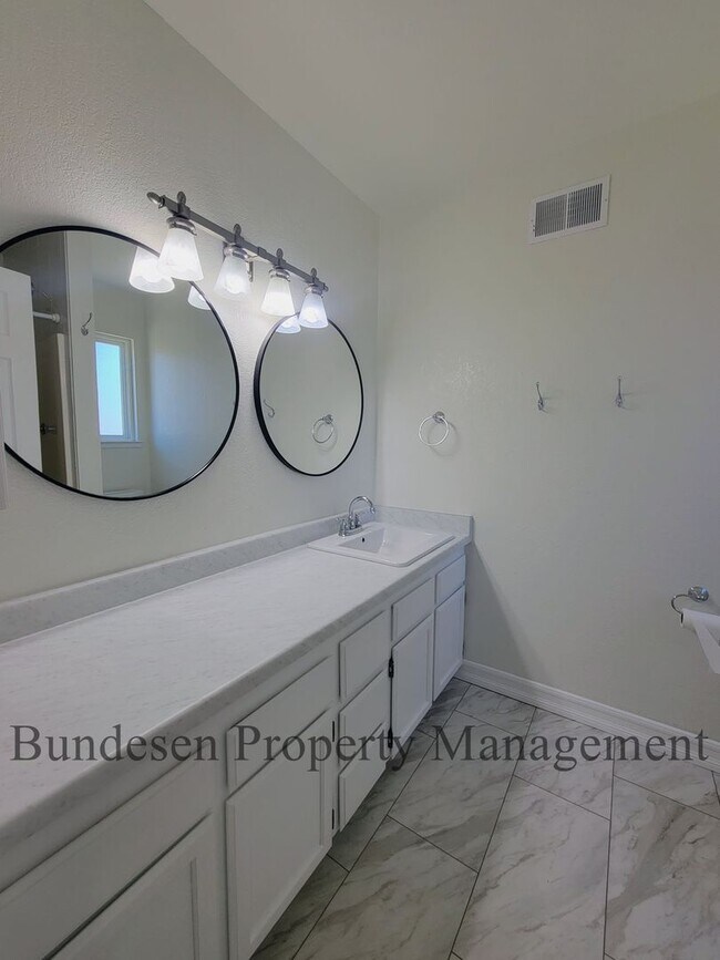 Building Photo - Spacious Westside 5BR Home in Petaluma - E...