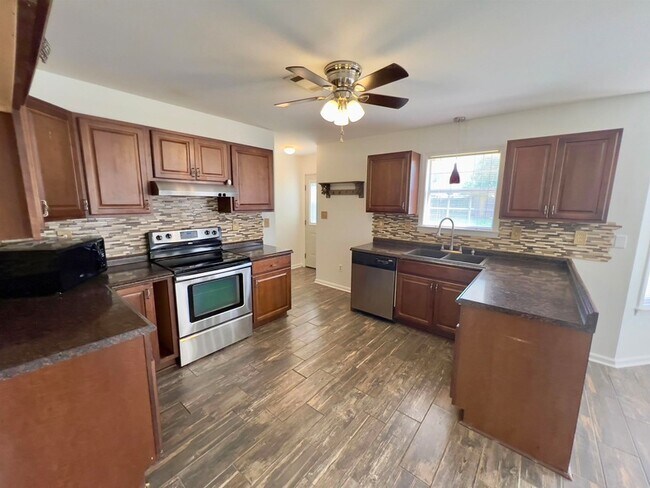 Building Photo - 251 Cross Point Cove