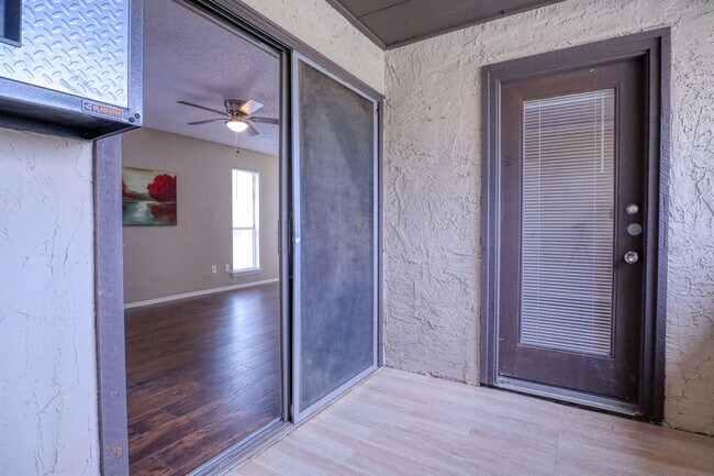 Building Photo - 413 Lakeway Dr