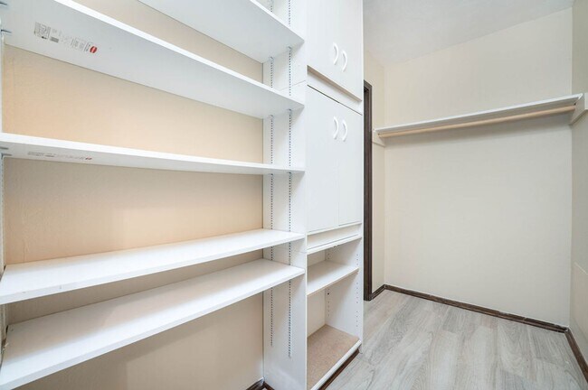 Building Photo - Clean and Spacious Duplex