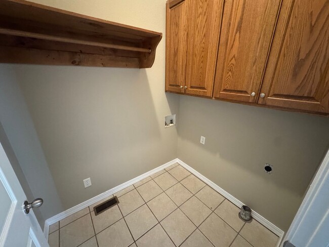 Building Photo - Great  3 bedroom - 2 bathroom - 2 car gara...