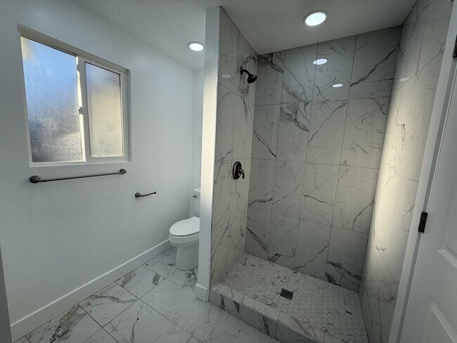 Building Photo - Remodeled duplex - back unit