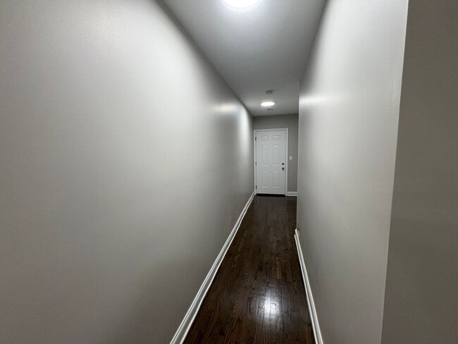 Building Photo - Spacious 2BD/2BA w/ High Ceilings + Modern...