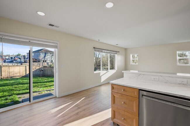 Building Photo - Lake Stevens~Amber Skyline