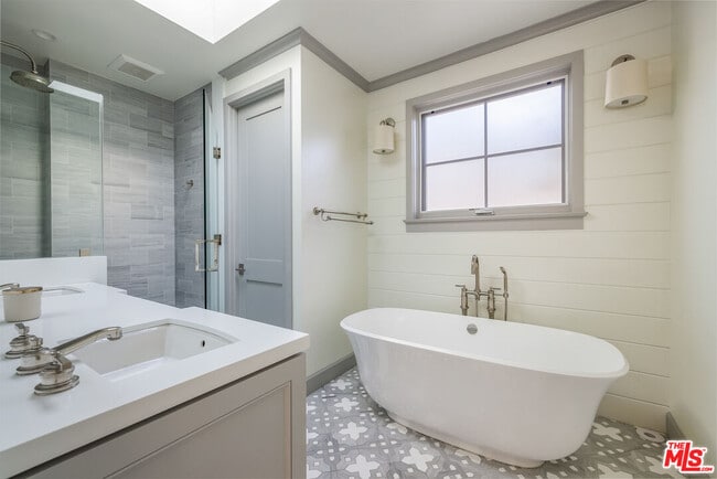 Building Photo - 703 Bayview Dr