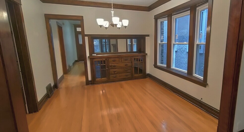 Dining - 2450 W Gunnison St