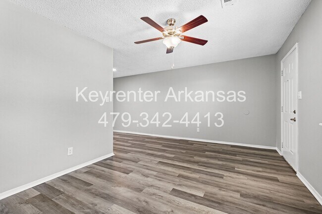 Building Photo - Newly Renovated Duplex in West Fayetteville!