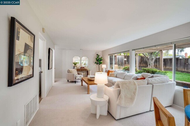 Building Photo - 4695 S Larwin Ave