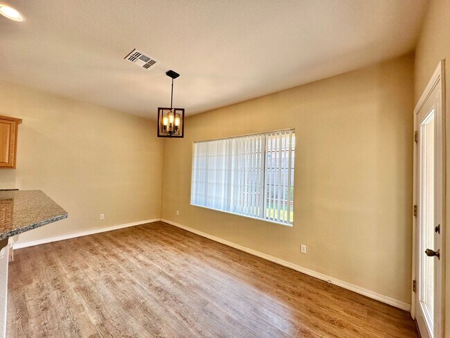 Building Photo - Beautiful 3 bedroom, 3 bathroom home with ...