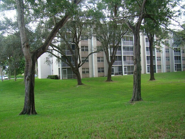 Building Photo - LARGE 2/2 IN CORAL SPRINGS PRICED RIGHT Tile Floor - Screened Patio - 1 Day Approval